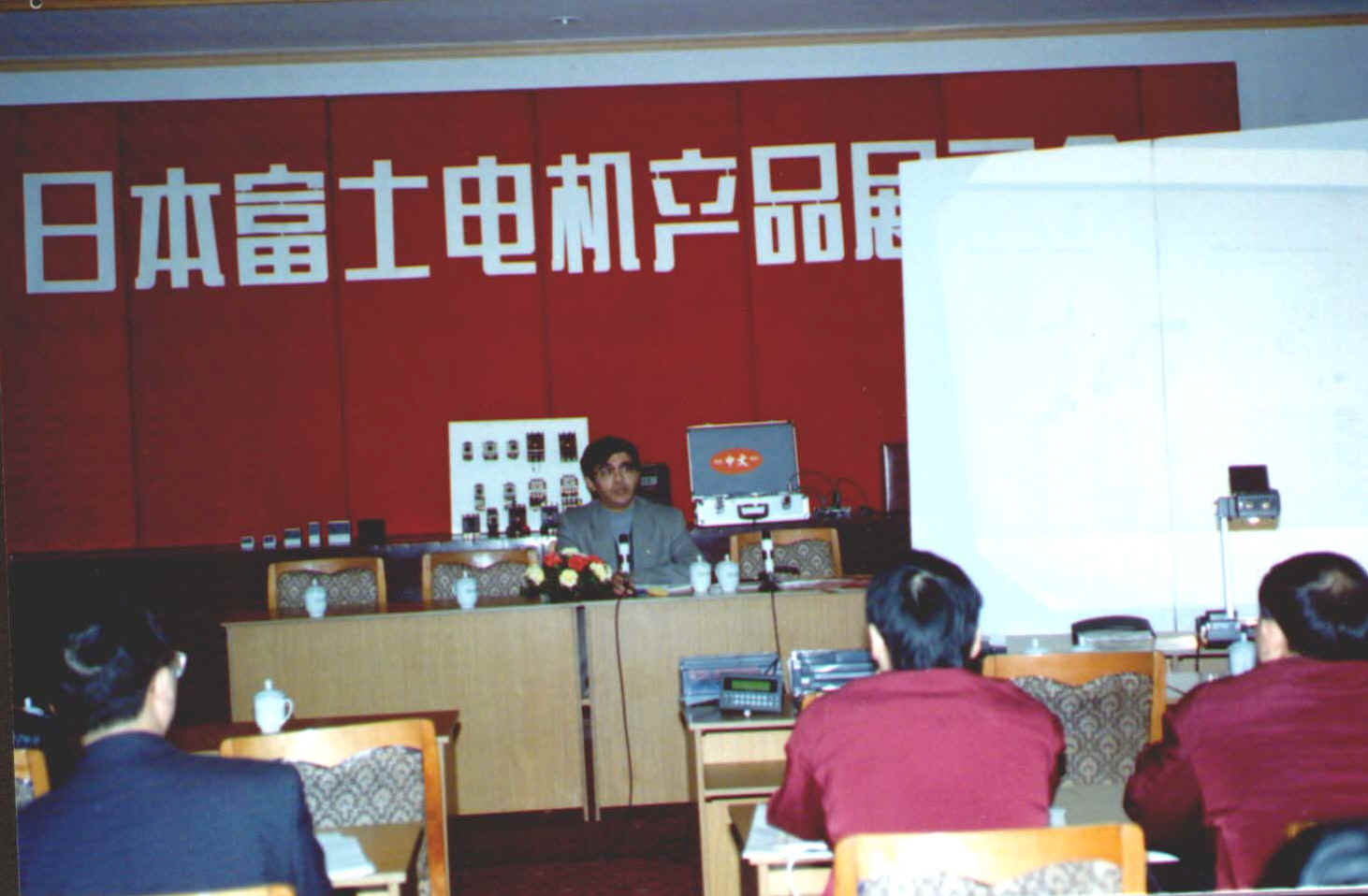 Ƭ2.jpg (99974 bytes)
